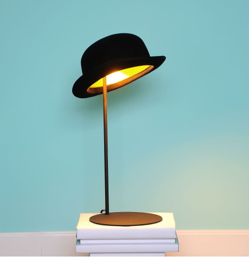 Jeeves Table - Lampă de birou cu abajur negru din lână în formă de pălărie